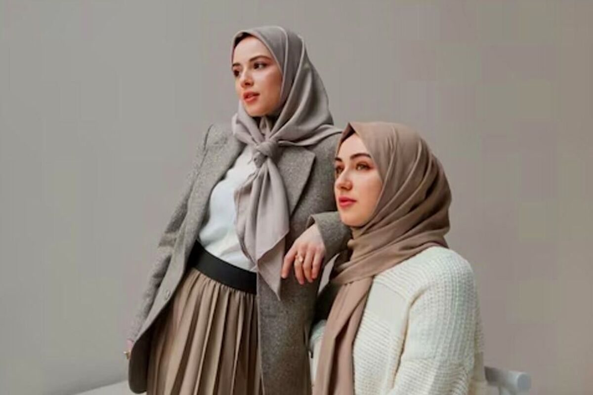 Hijab melindungi martabat, menjaga kesucian hati, dan menunjukkan identitas seorang wanita Muslim sebagai hamba yang patuh kepada perintah-Nya.